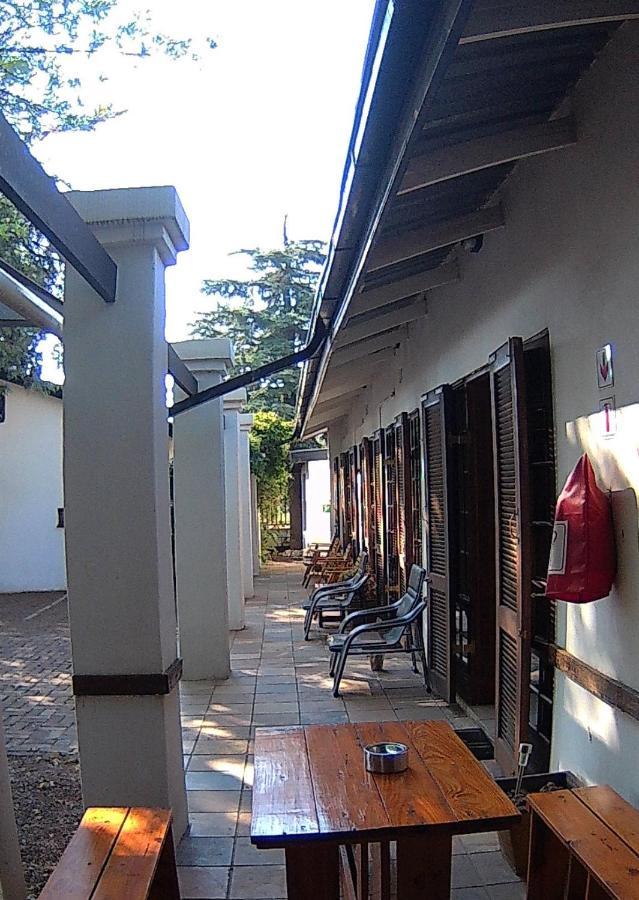 Kuru-Kuru Guesthouse Kuruman Esterno foto