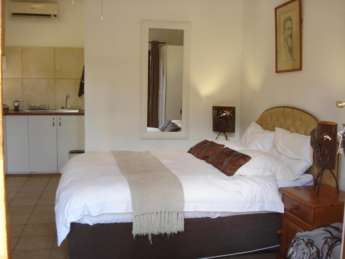 Kuru-Kuru Guesthouse Kuruman Esterno foto