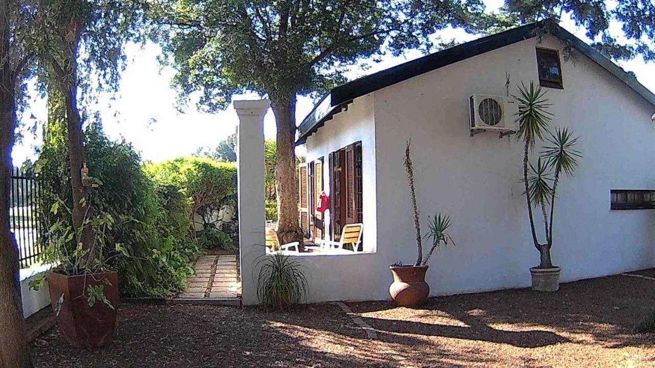 Kuru-Kuru Guesthouse Kuruman Esterno foto