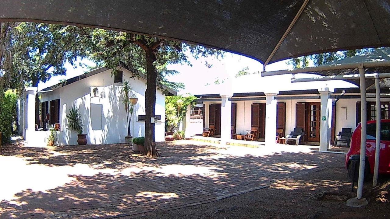 Kuru-Kuru Guesthouse Kuruman Esterno foto