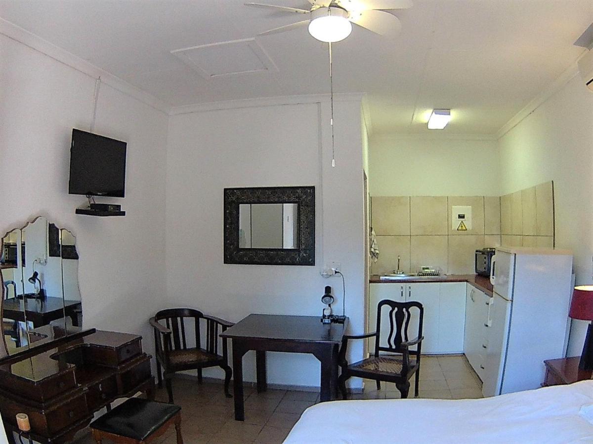 Kuru-Kuru Guesthouse Kuruman Esterno foto