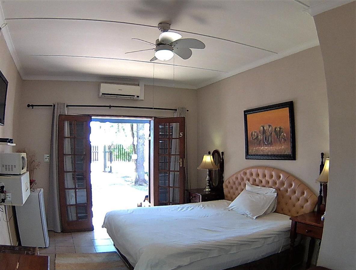 Kuru-Kuru Guesthouse Kuruman Esterno foto